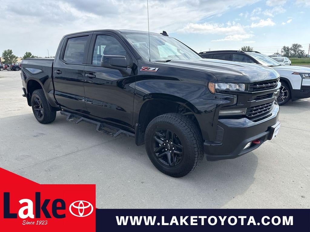2020 Chevrolet Silverado LT Trail Boss in Black — front three-quarter view
