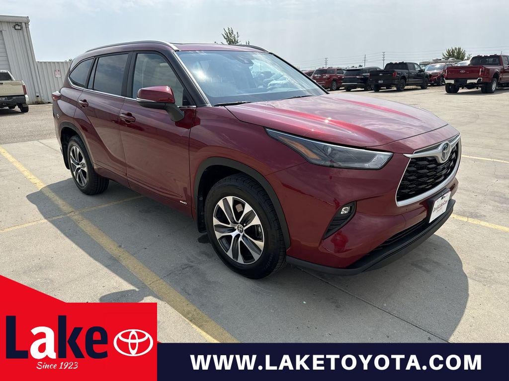 2023 Toyota Highlander Hybrid Hybrid XLE in Ruby Flare Pearl — front three-quarter view